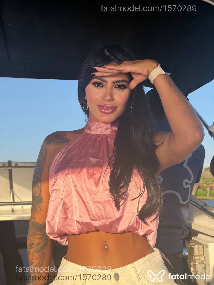 Acompanhante mulher morena (o) de olhos castanhos - Valentina Albuque