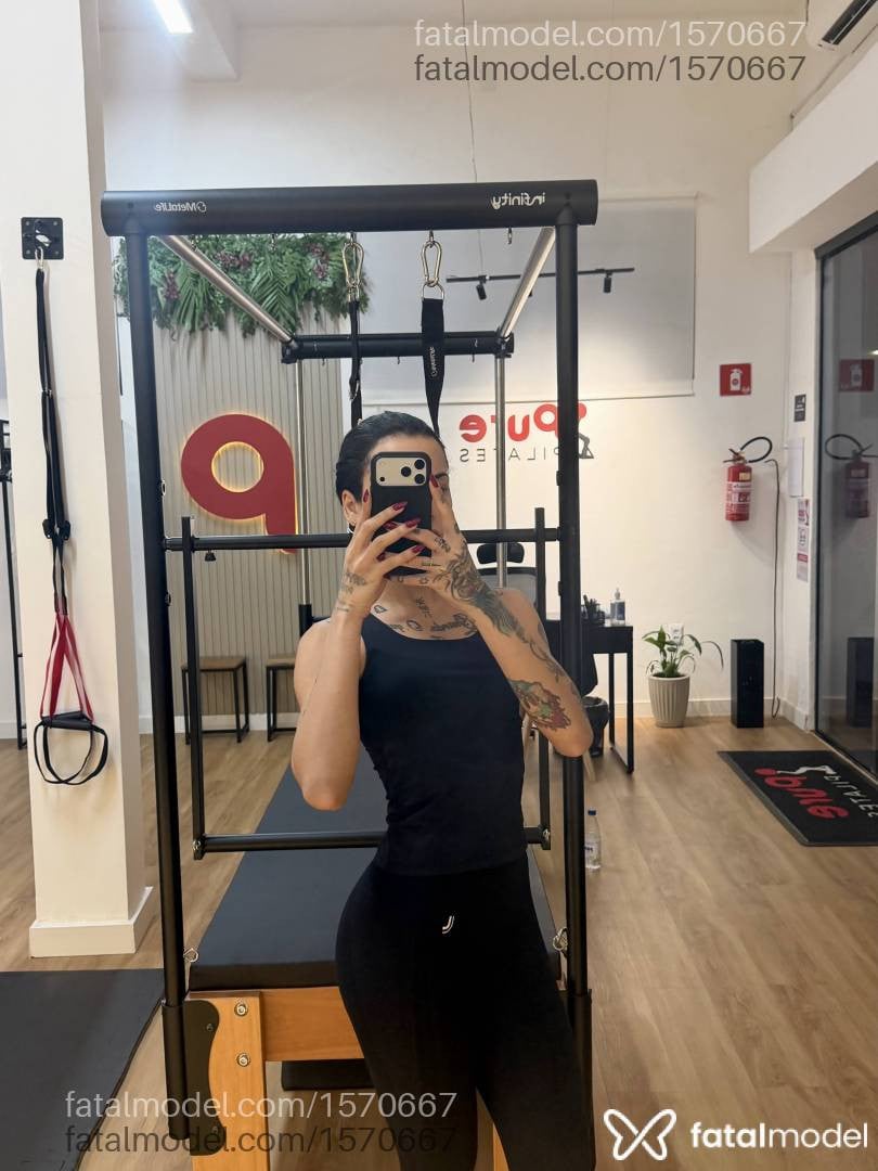 Acompanhante mulher com cabelo castanho de olhos castanhos - Débora