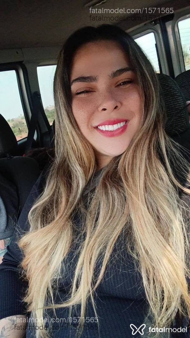 Acompanhante mulher com cabelo castanho de olhos castanhos - Flávia