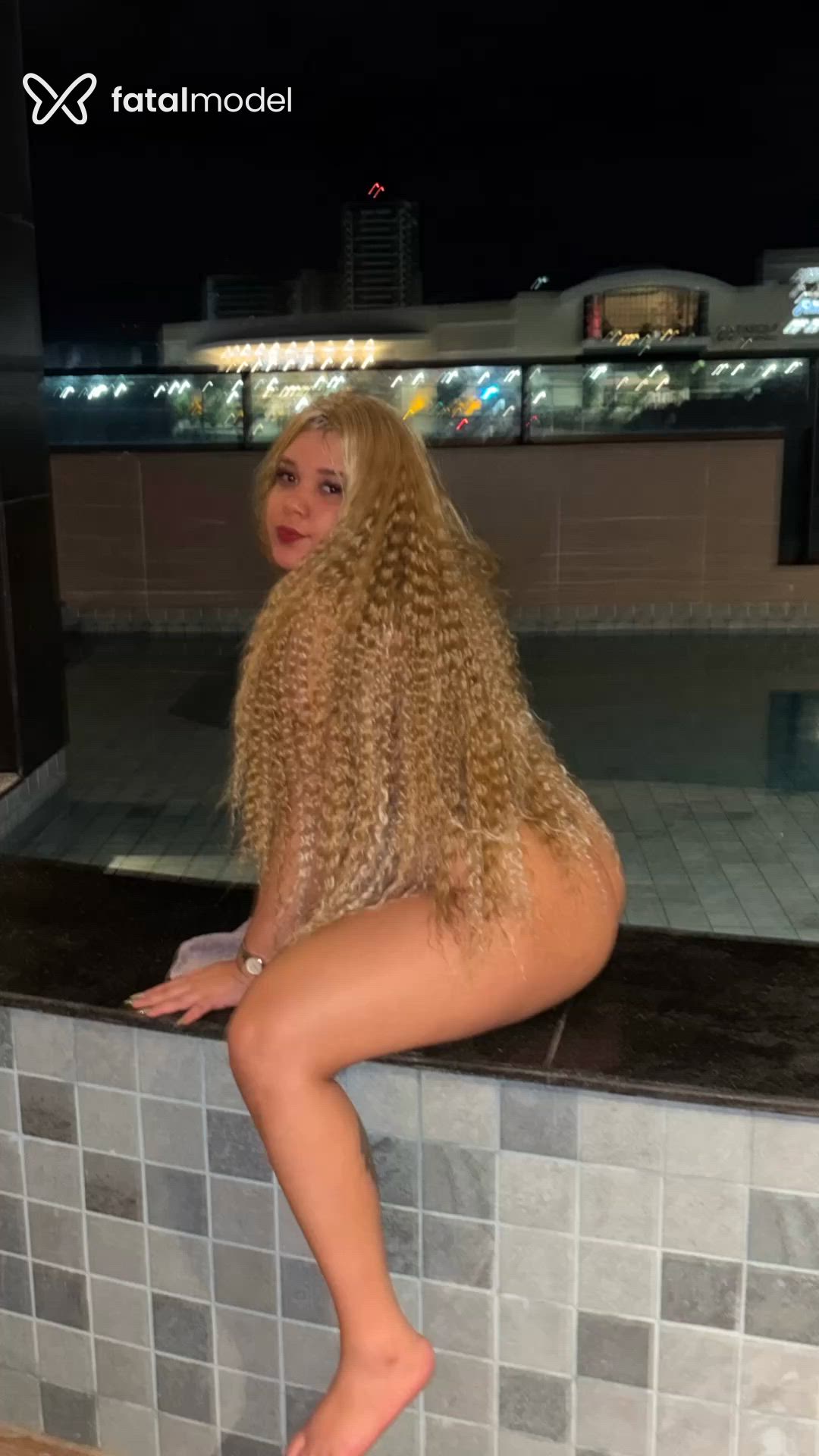 Acompanhante mulher loira (o) de olhos castanhos - Júlia