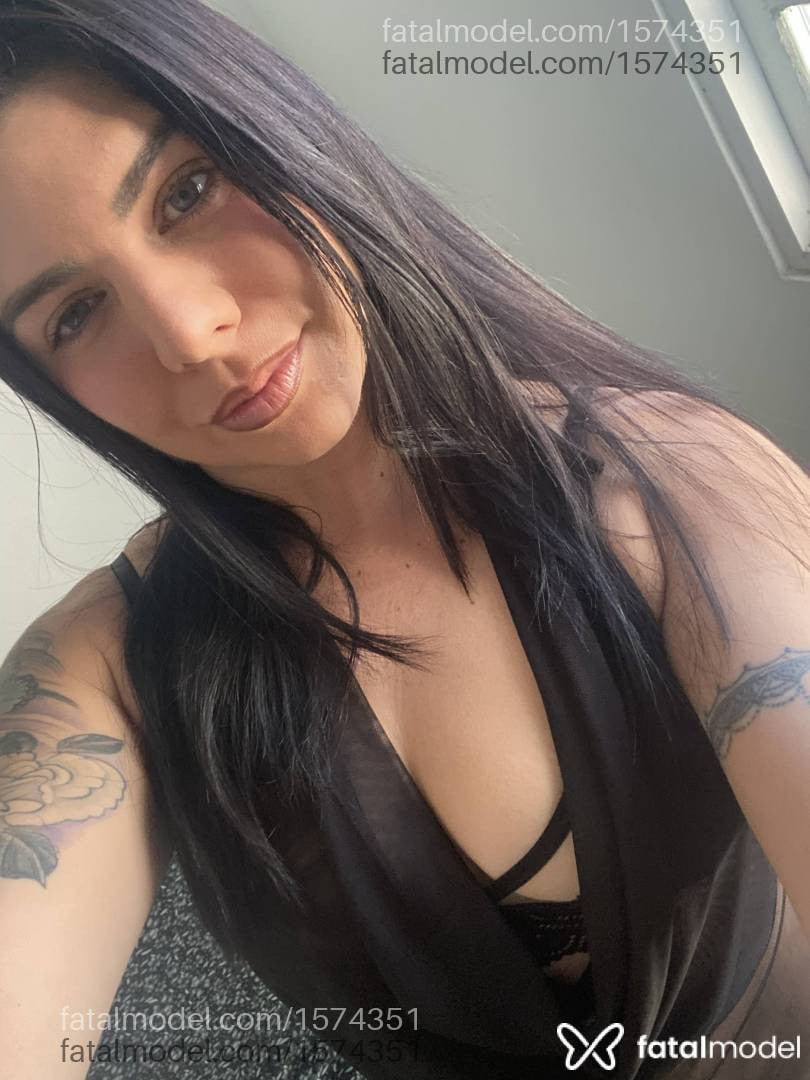 Acompanhante mulher com cabelo castanho de olhos verdes - Bruna