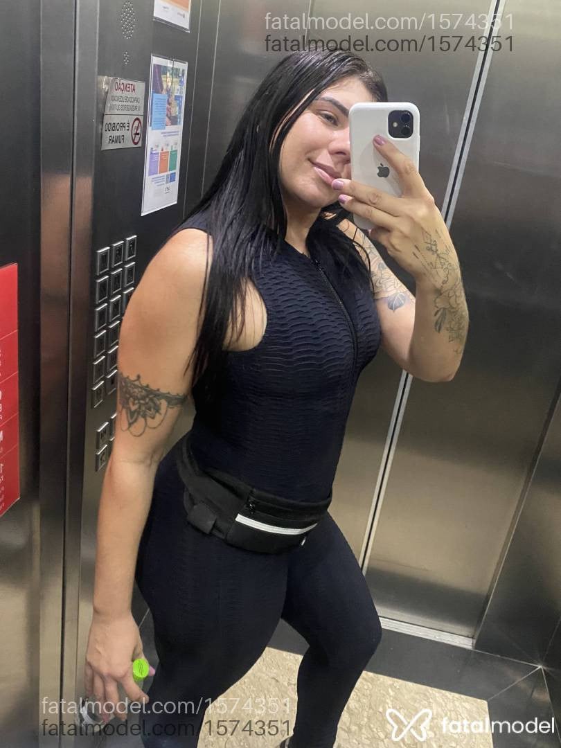 Acompanhante mulher com cabelo castanho de olhos verdes em Macaé - Bruna