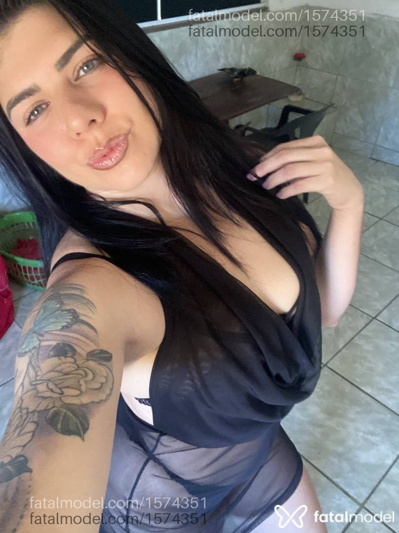 Acompanhante mulher com cabelo castanho de olhos verdes - Bruna