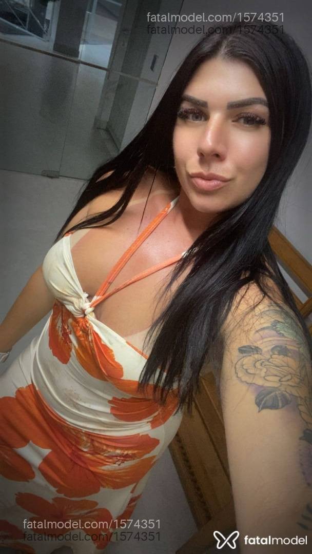 Acompanhante mulher com cabelo castanho de olhos verdes - Bruna