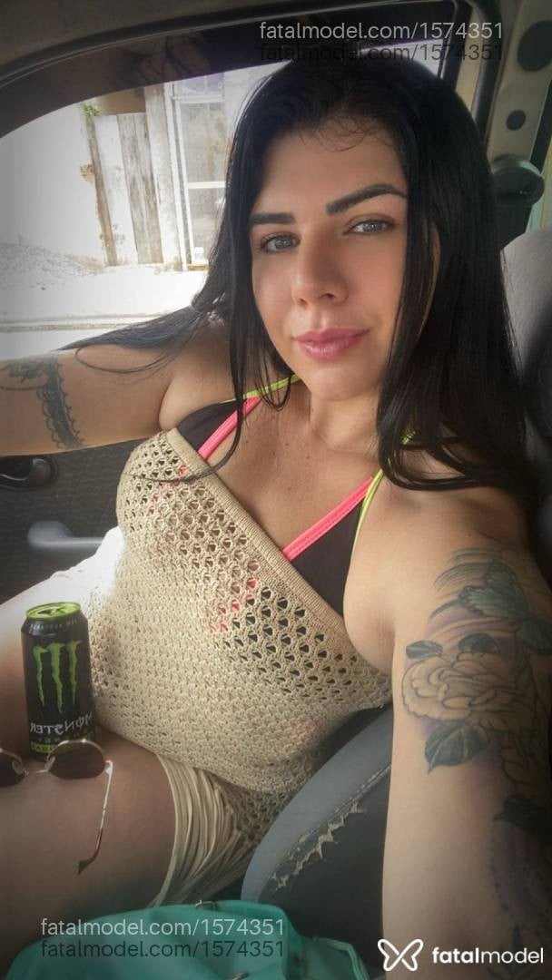 Acompanhante mulher com cabelo castanho de olhos verdes em Macaé - Bruna