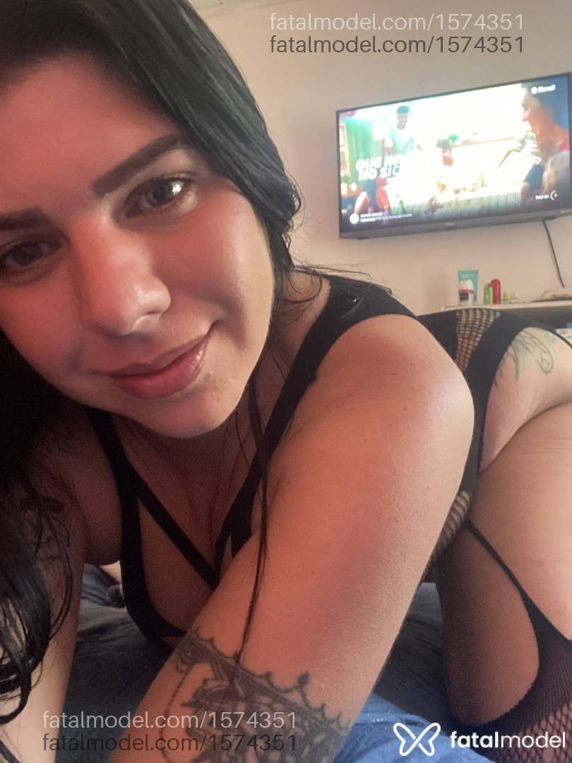 Acompanhante mulher com cabelo castanho de olhos verdes - Bruna