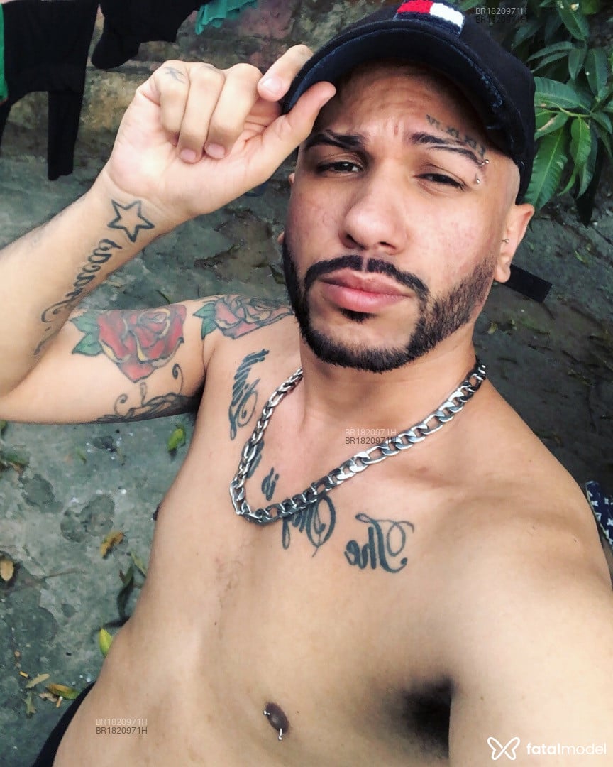 Acompanhante homem com cabelo castanho de olhos pretos - Erick Silva Acompanhante homem com cabelo castanho de olhos pretos - Erick Silva