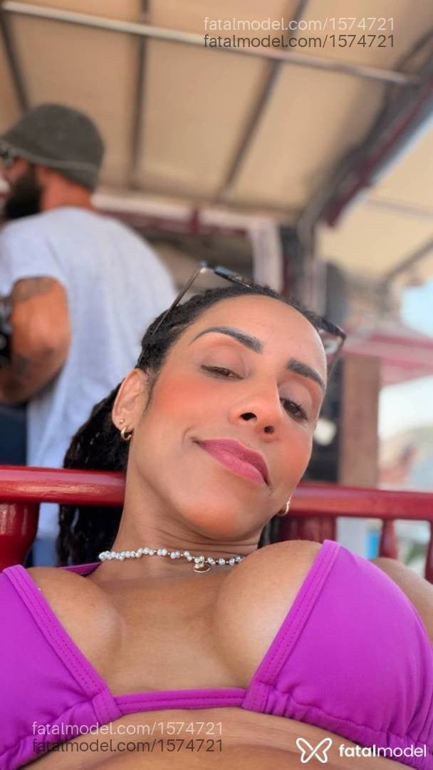 Acompanhante mulher com cabelo castanho de olhos mel - Iza