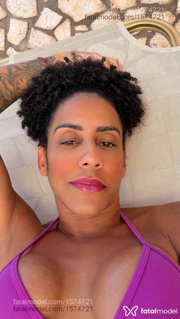 Acompanhante mulher com cabelo castanho de olhos mel - Sol