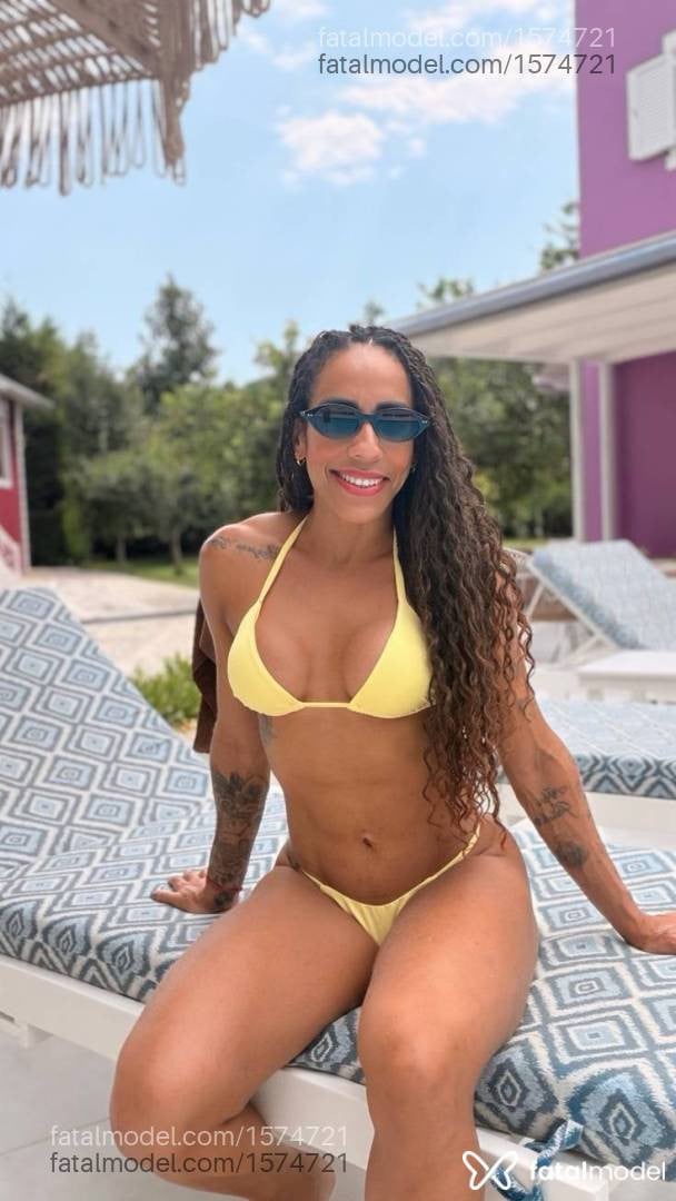 Acompanhante mulher com cabelo castanho de olhos mel - Iza