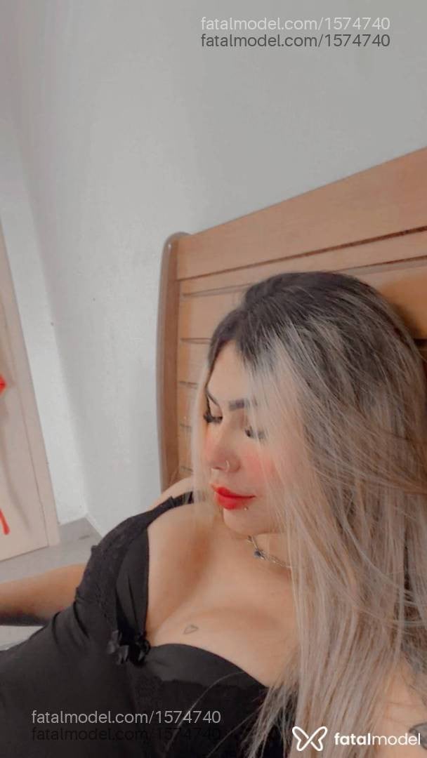 Acompanhante mulher loira (o) de olhos castanhos - Barbiee