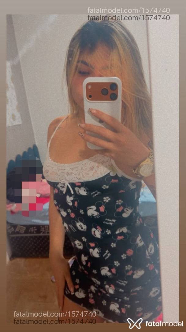Acompanhante mulher loira (o) de olhos castanhos - Barbiee