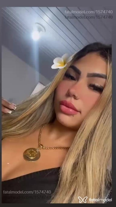 Acompanhante mulher loira (o) de olhos castanhos - Barbiee Acompanhante mulher loira (o) de olhos castanhos - Barbiee