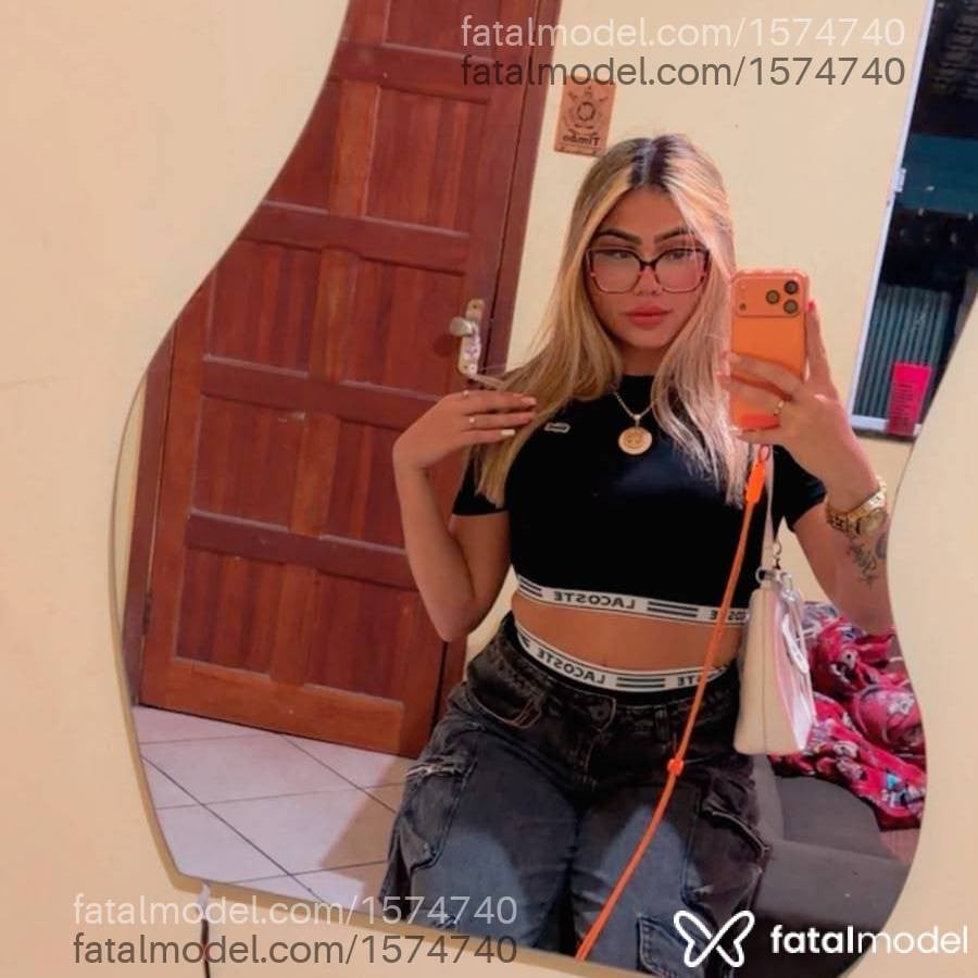 Acompanhante mulher loira (o) de olhos castanhos - Barbiee