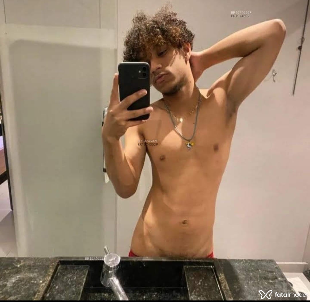 Acompanhante homem com cabelo castanho de olhos castanhos - Gzinho Acompanhante homem com cabelo castanho de olhos castanhos - Gzinho