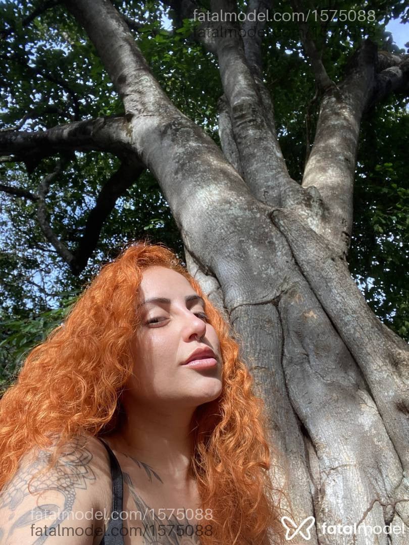 Acompanhante mulher ruiva (o) de olhos castanhos - Pandora