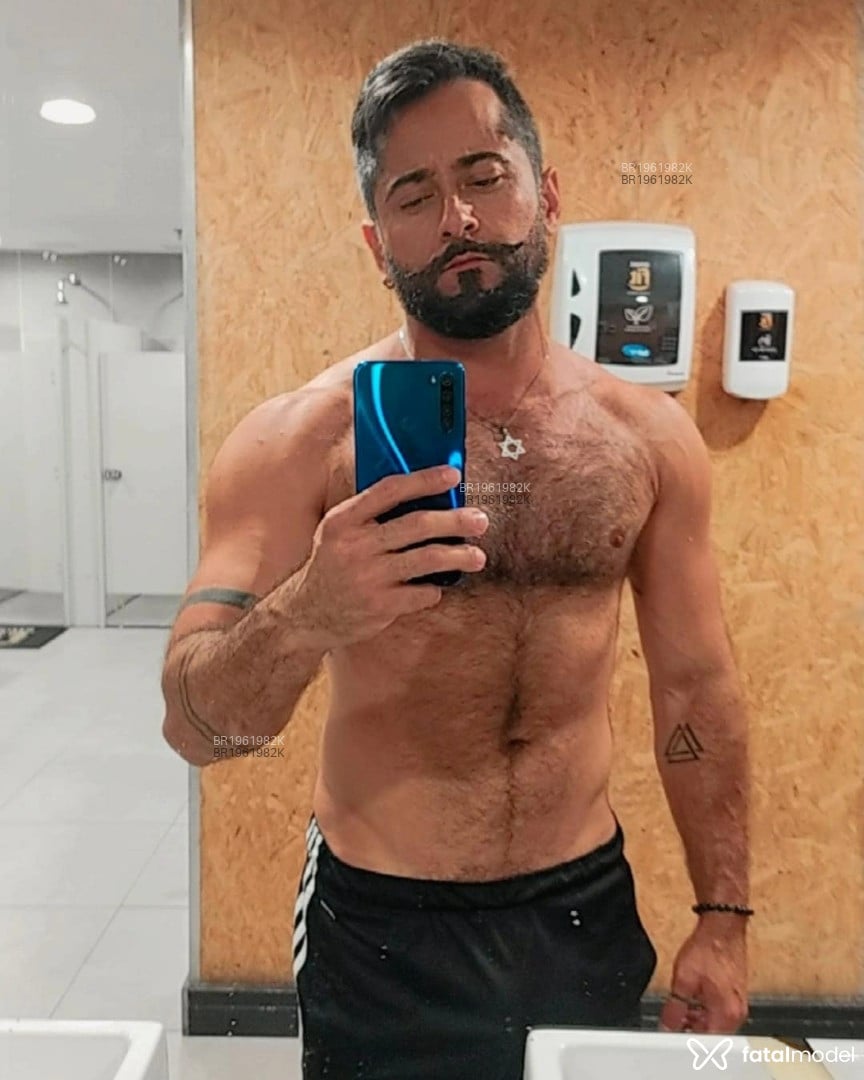Acompanhante homem com cabelo castanho de olhos mel em Sobral Acompanhante homem com cabelo castanho de olhos mel em Sobral - Dante Rios