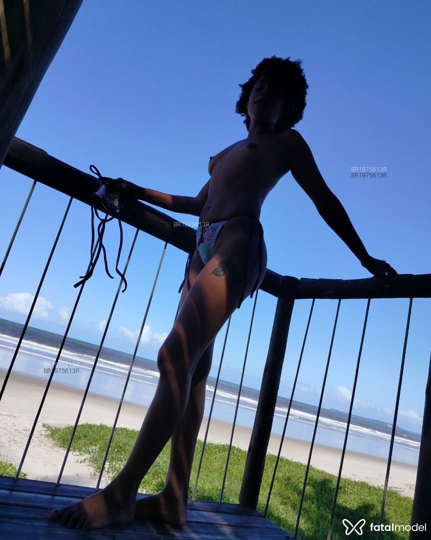 Acompanhante mulher com cabelo colorido de olhos castanhos em Salvador - Vitoria