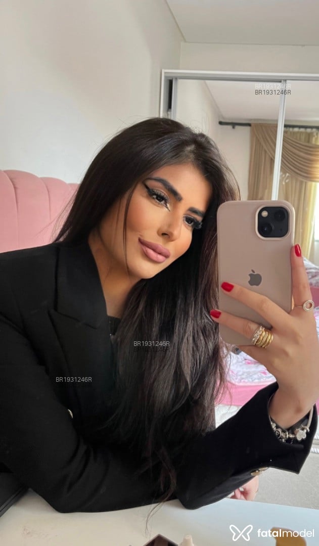 Acompanhante mulher com cabelo castanho de olhos pretos em Balneário Camboriú - Derin