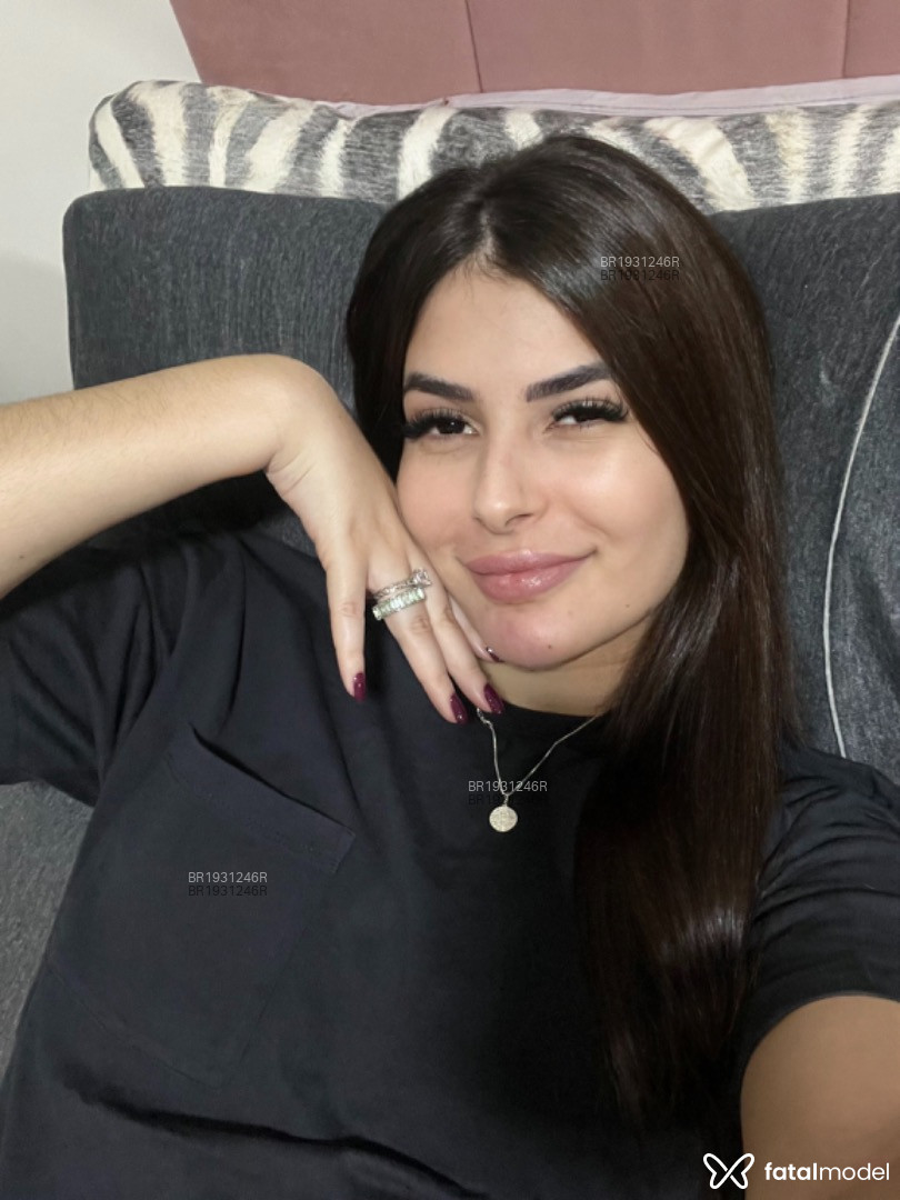 Acompanhante mulher com cabelo castanho de olhos pretos em Balneário Camboriú - Derin