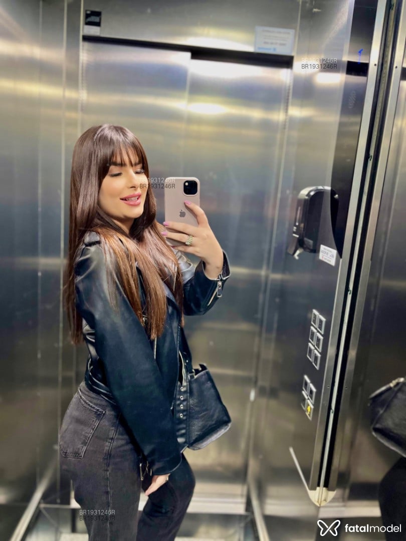 Acompanhante mulher com cabelo castanho de olhos pretos em Balneário Camboriú - Derin