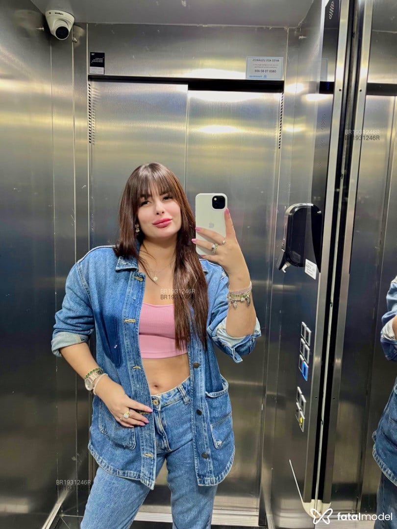 Acompanhante mulher com cabelo castanho de olhos pretos em Balneário Camboriú - Derin