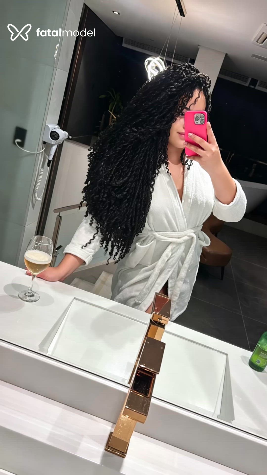 Acompanhante mulher trans morena (o) de olhos castanhos - Arielly