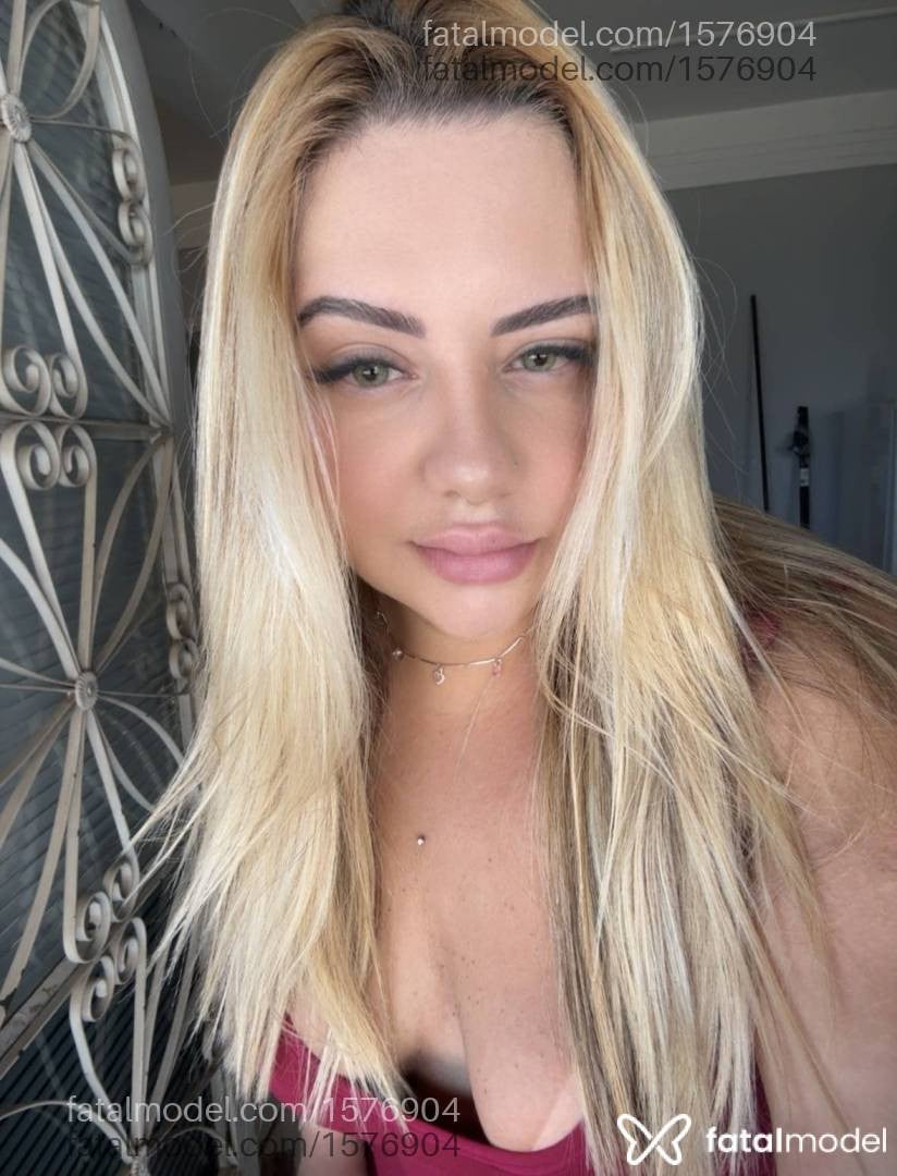 Acompanhante mulher loira (o) de olhos mel - Mikaelle Lins