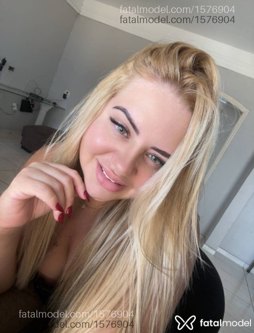 Acompanhante mulher loira (o) de olhos mel - Mikaelle Lins
