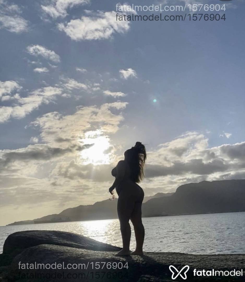 Acompanhante mulher loira (o) de olhos mel - Mikaelle Lins