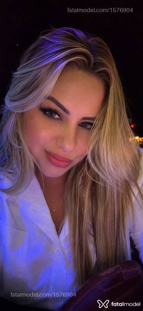 Acompanhante mulher loira (o) de olhos mel - Mikaelle Lins