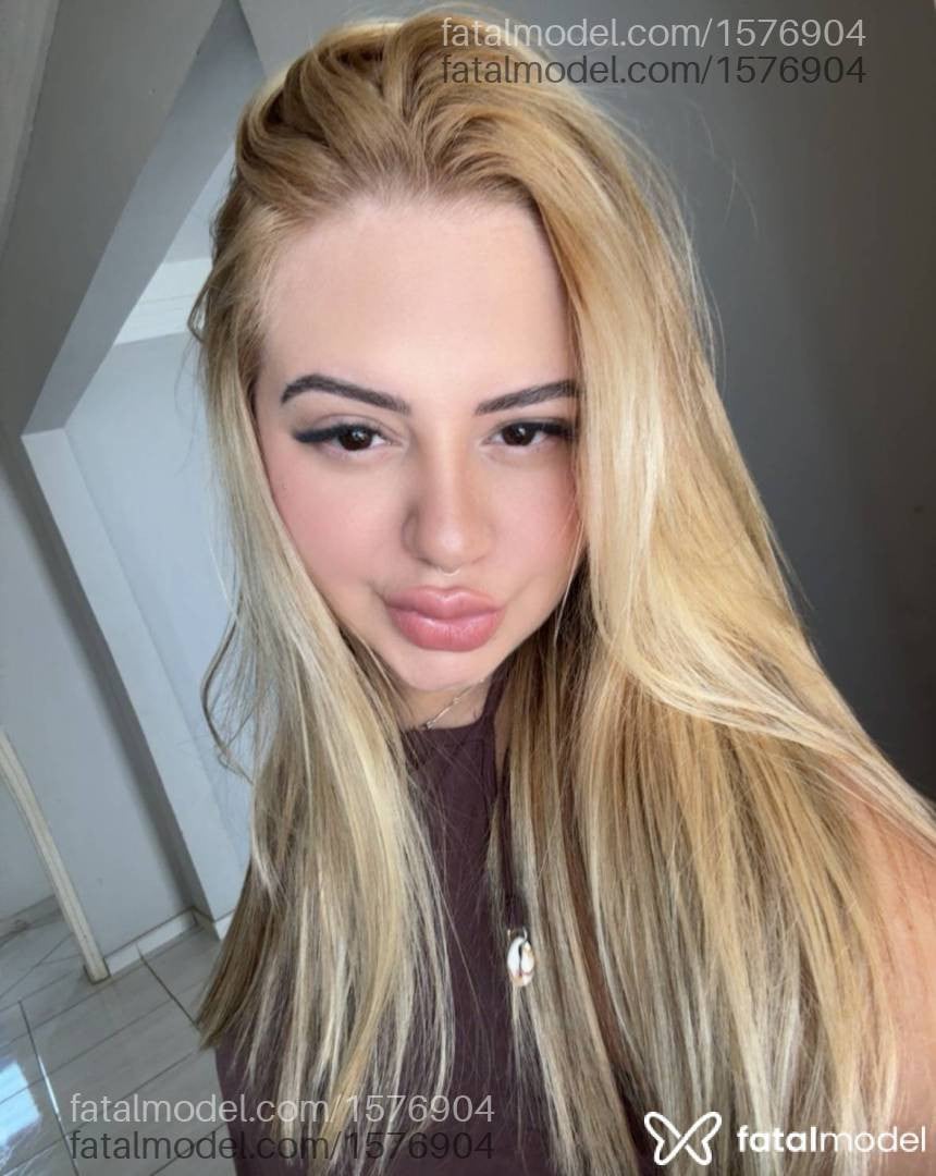 Acompanhante mulher loira (o) de olhos mel - Mikaelle Lins