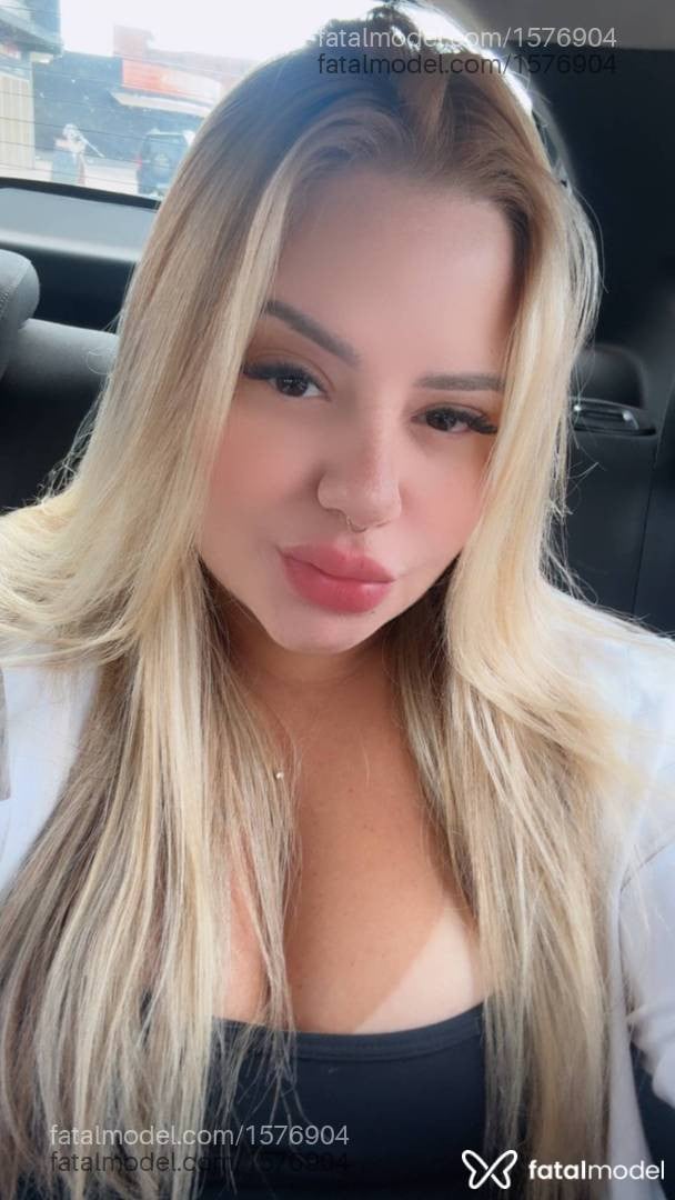 Acompanhante mulher loira (o) de olhos mel - Mikaelle Lins
