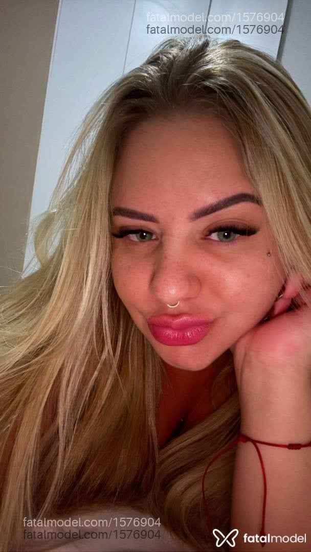 Acompanhante mulher loira (o) de olhos mel - Mikaelle Lins