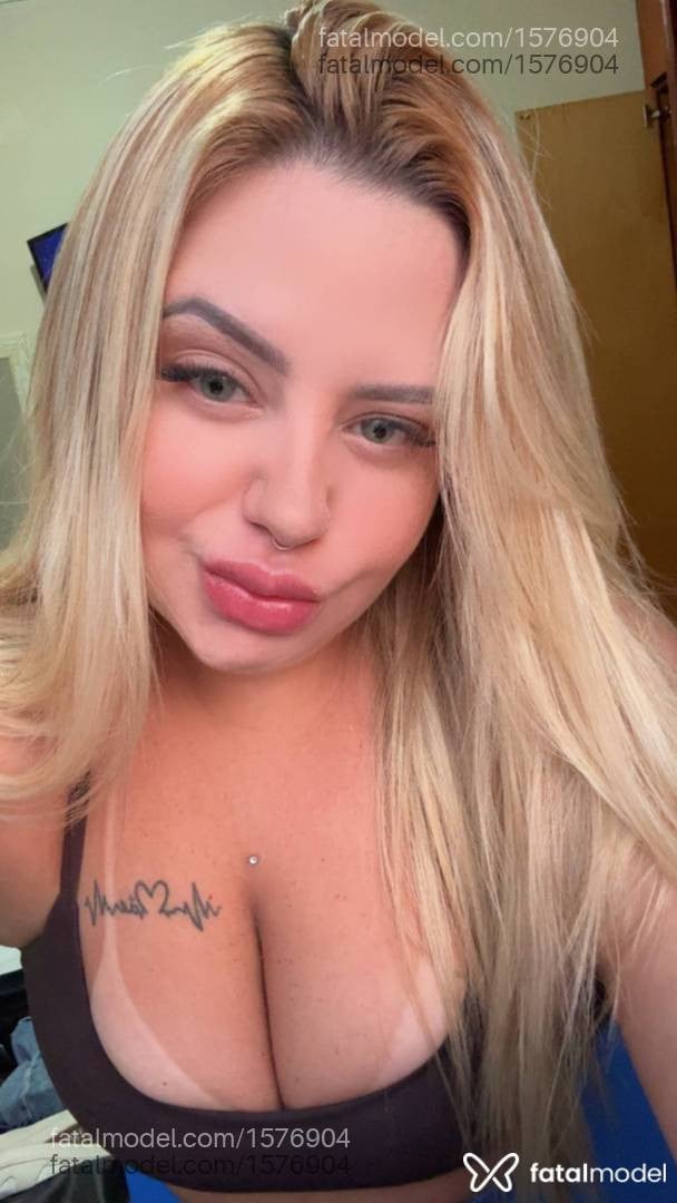 Acompanhante mulher loira (o) de olhos mel - Mikaelle Lins