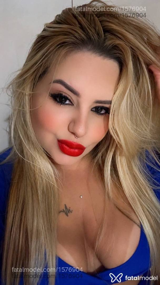 Acompanhante mulher loira (o) de olhos mel - Mikaelle Lins