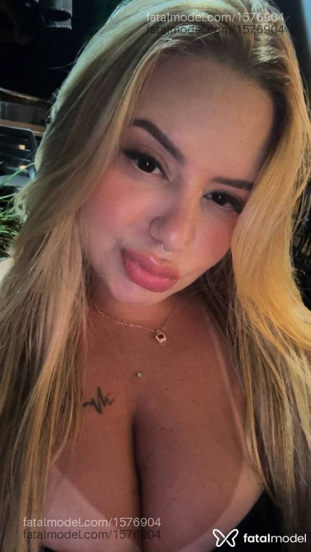 Acompanhante mulher loira (o) de olhos mel - Mikaelle Lins