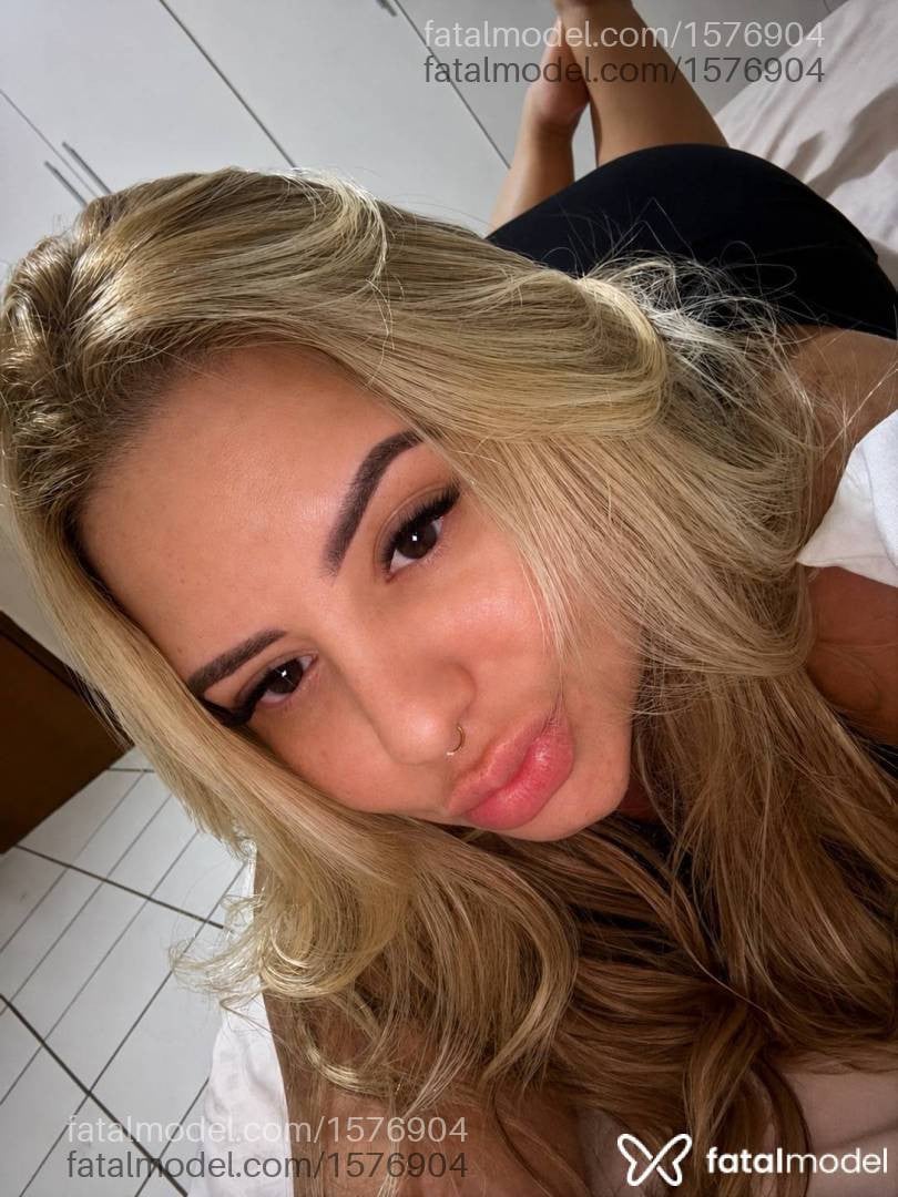 Acompanhante mulher loira (o) de olhos mel - Mikaelle Lins