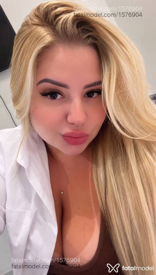 Acompanhante mulher loira (o) de olhos mel - Mikaelle Lins