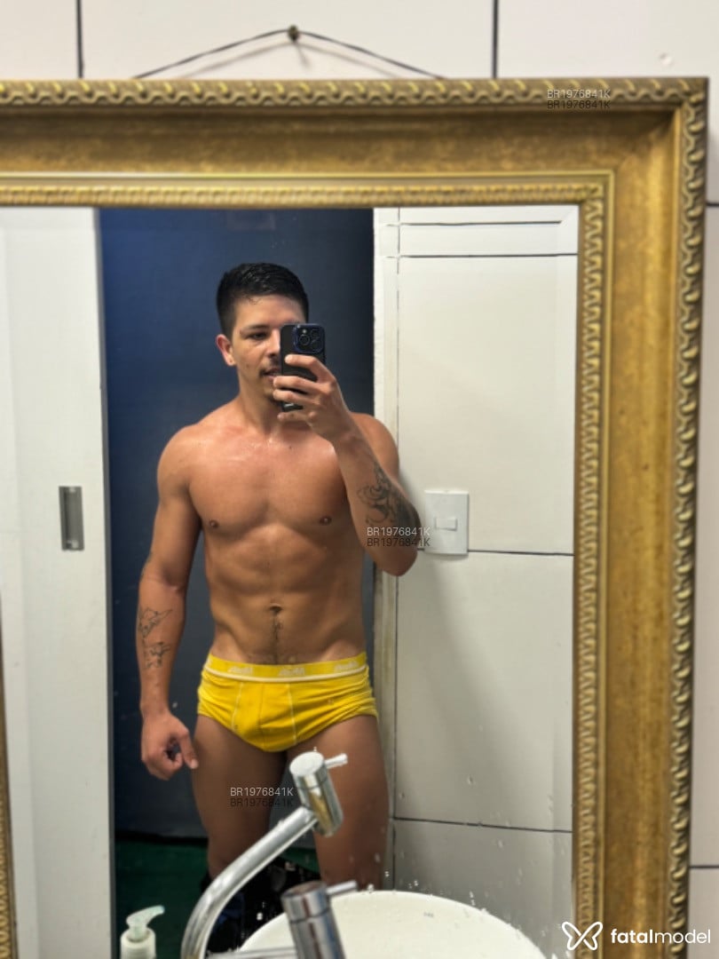 Acompanhante homem com cabelo castanho de olhos castanhos em São Paulo Acompanhante homem com cabelo castanho de olhos castanhos em São Paulo - Ryann