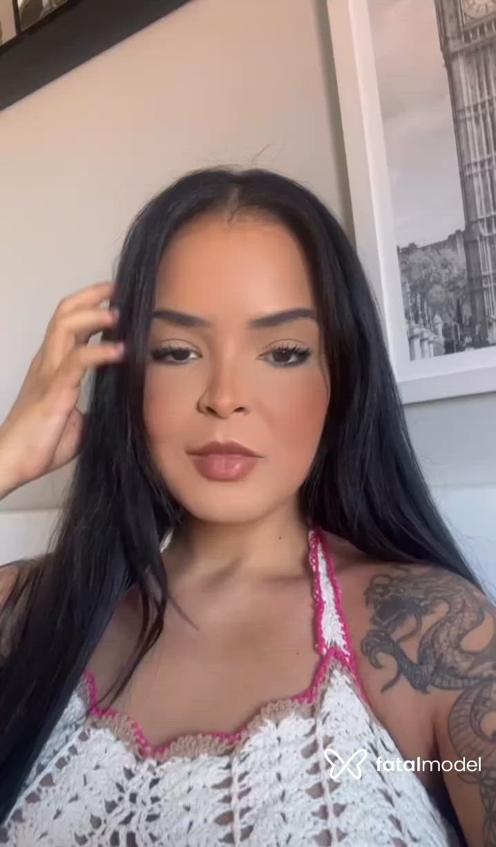 Acompanhante mulher morena (o) de olhos pretos - Heloísa Viana