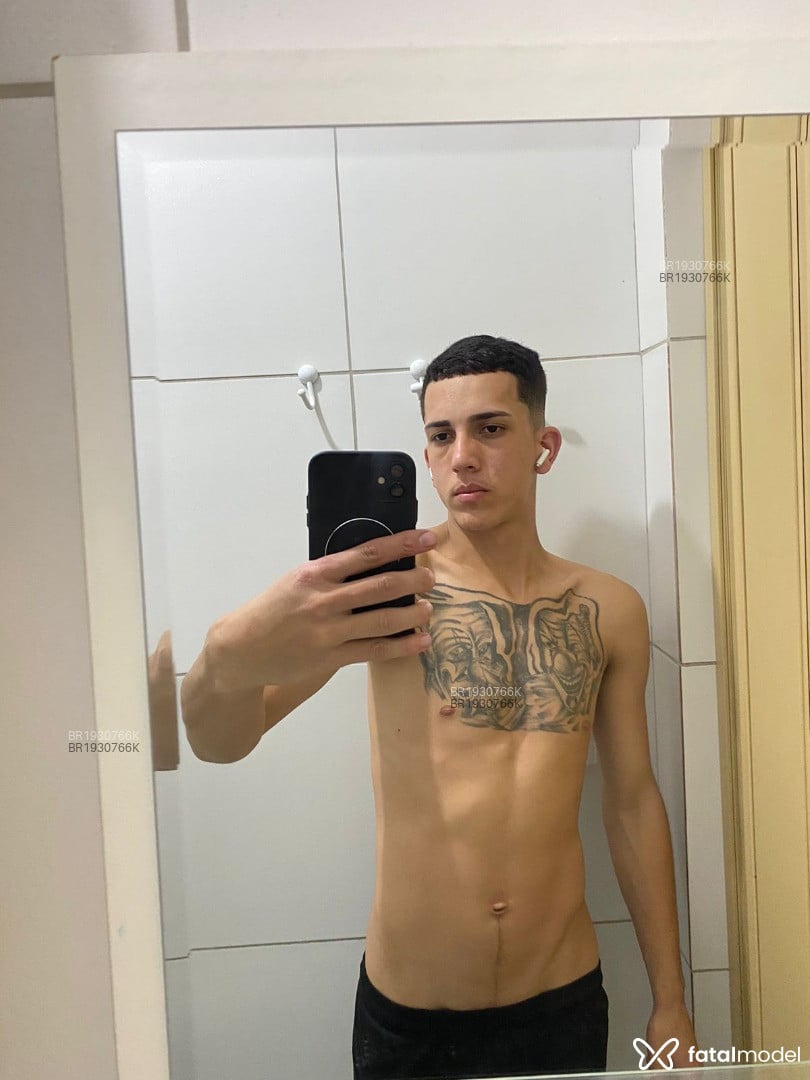 Acompanhante homem com cabelo castanho de olhos castanhos em São Paulo Acompanhante homem com cabelo castanho de olhos castanhos em São Paulo - Rafael
