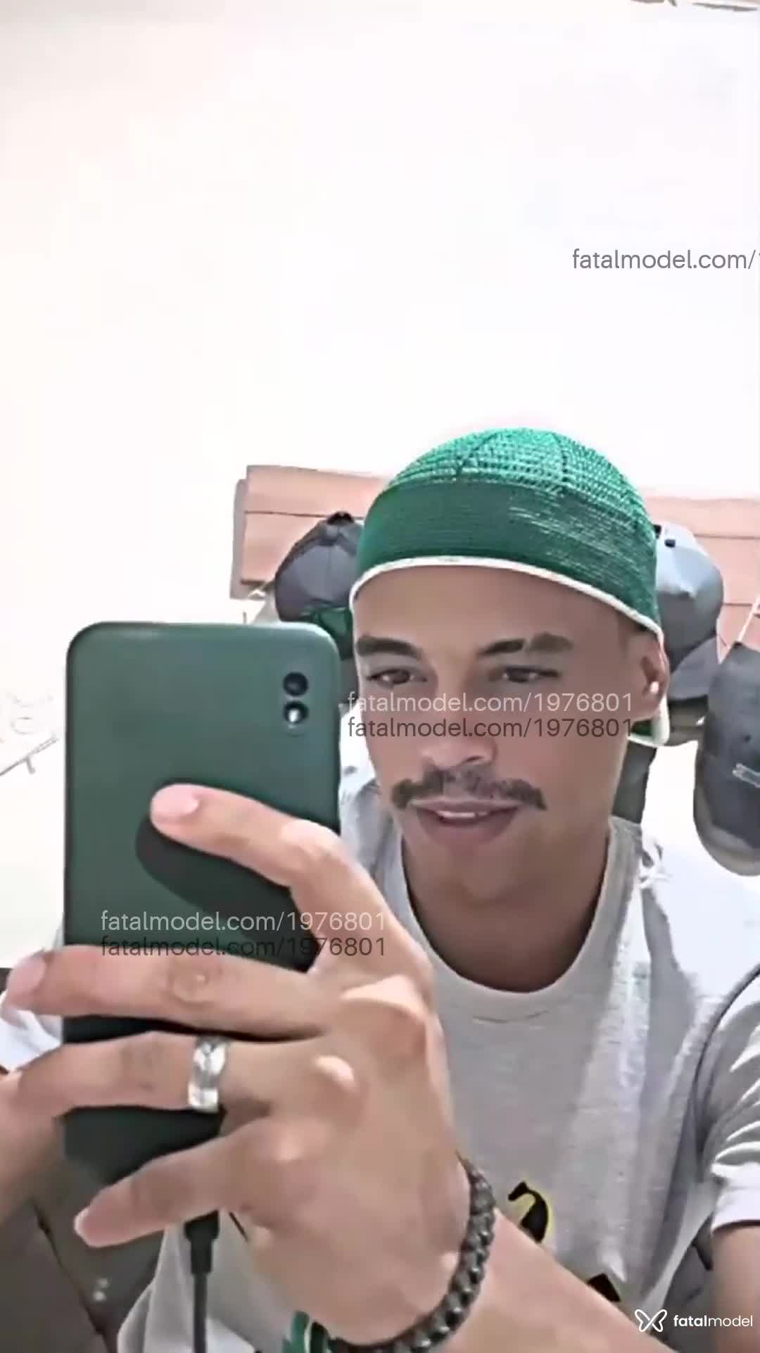 Acompanhante homem morena (o) de olhos castanhos em Virtual Acompanhante homem morena (o) de olhos castanhos em Virtual - Cal