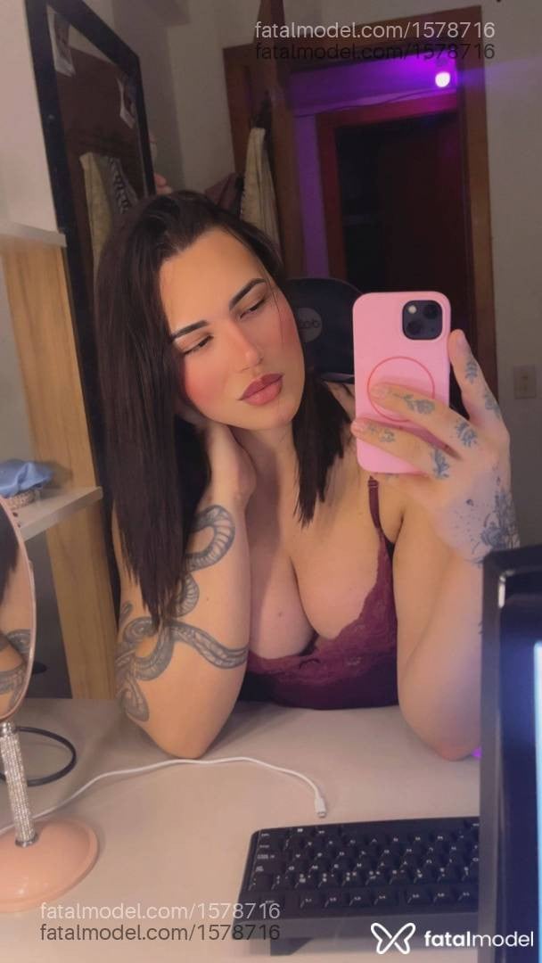 Acompanhante mulher trans com cabelo castanho de olhos castanhos - Camila Luzzon