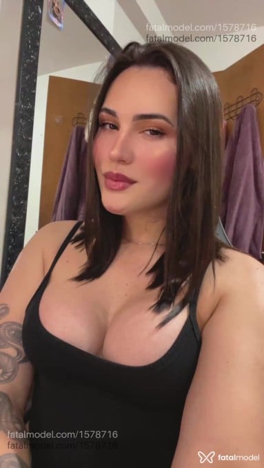 Acompanhante mulher trans com cabelo castanho de olhos castanhos em Curitiba - Camila Luzzon