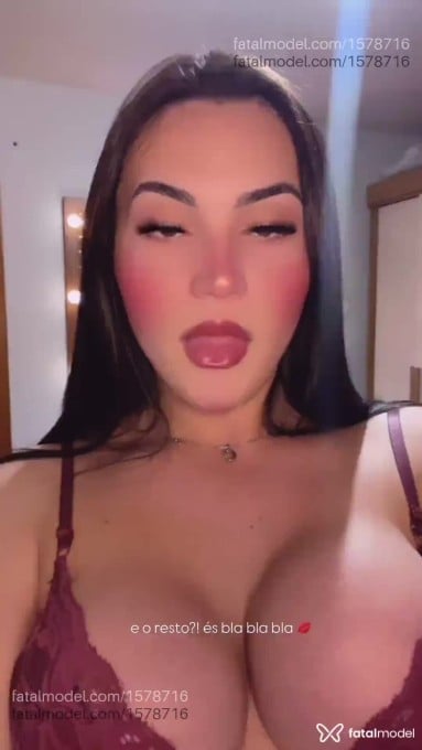 Acompanhante mulher trans com cabelo castanho de olhos castanhos em Curitiba Acompanhante mulher trans com cabelo castanho de olhos castanhos em Curitiba - Camila Luzzon