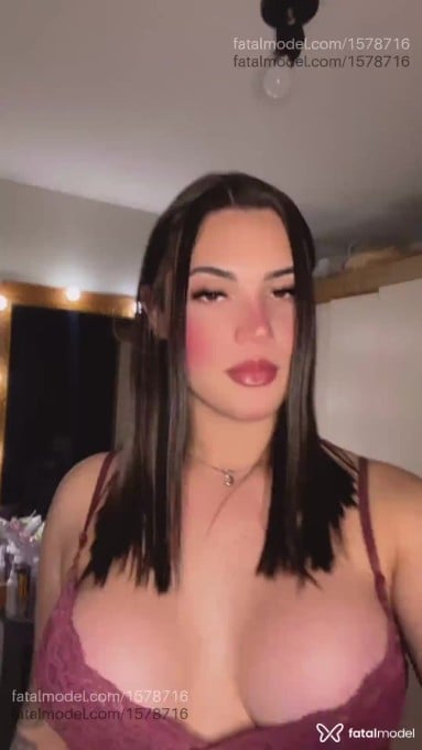 Acompanhante mulher trans com cabelo castanho de olhos castanhos em Curitiba Acompanhante mulher trans com cabelo castanho de olhos castanhos em Curitiba - Camila Luzzon
