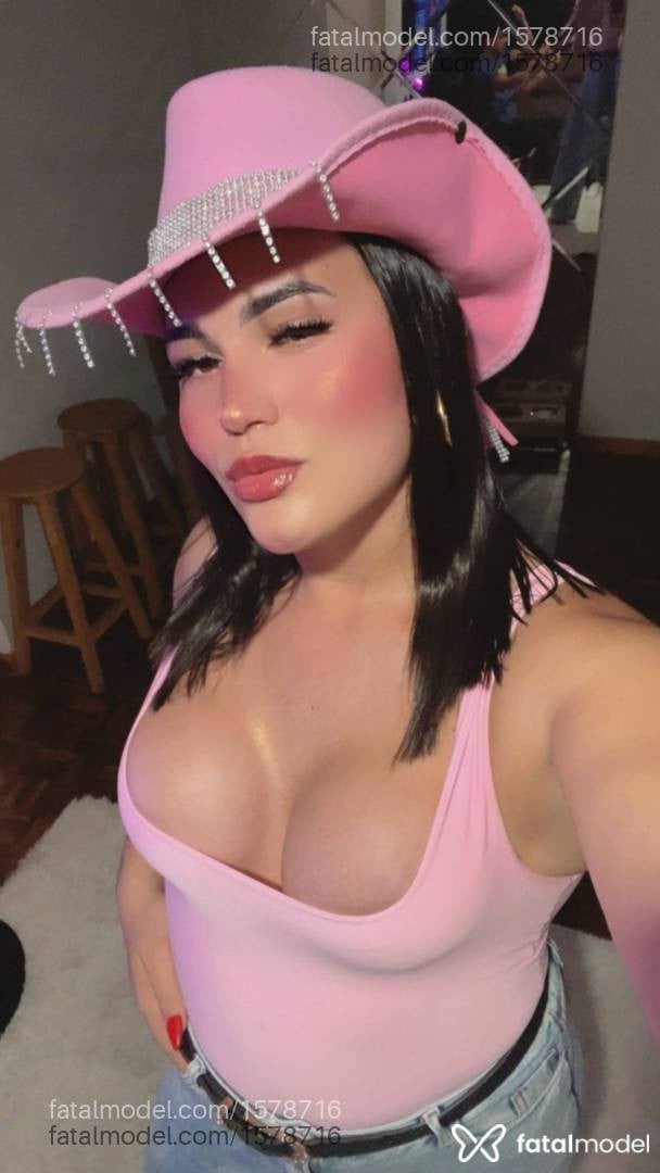 Acompanhante mulher trans com cabelo castanho de olhos castanhos em Curitiba - Camila Luzzon