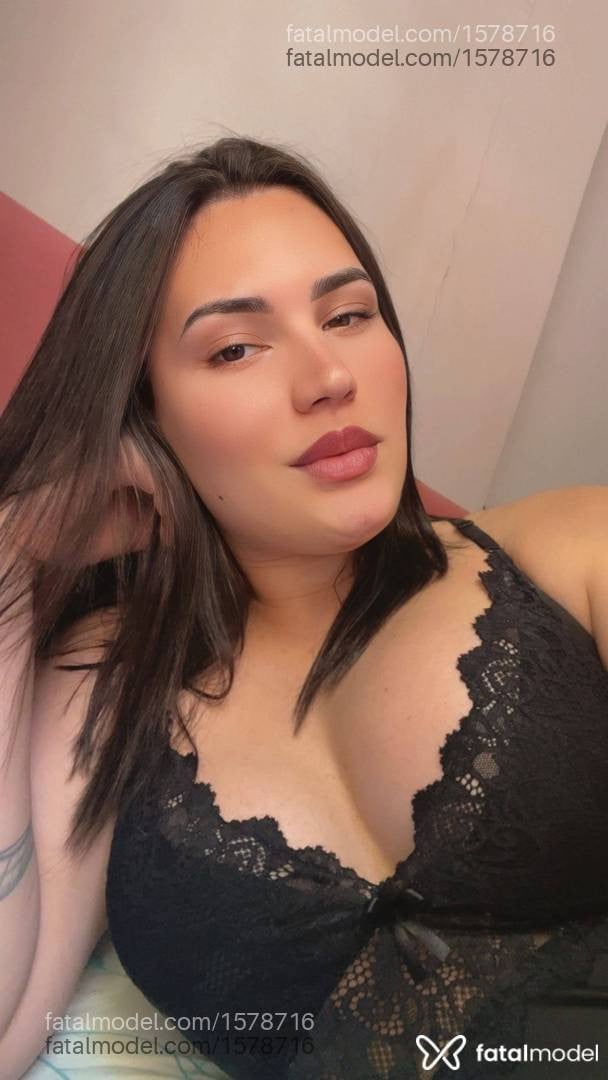 Acompanhante mulher trans com cabelo castanho de olhos castanhos em Curitiba - Camila Luzzon