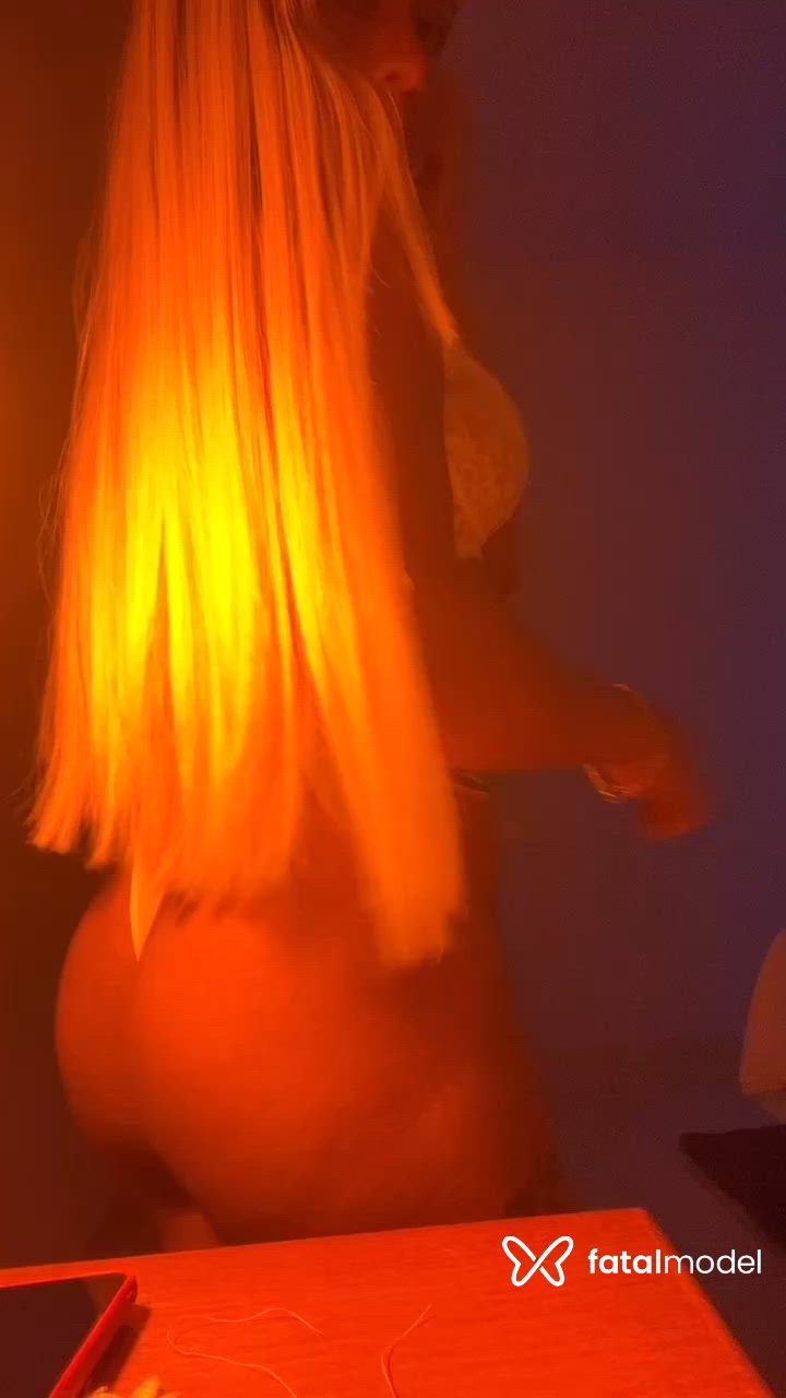 Acompanhante mulher loira (o) de olhos castanhos - Bianca